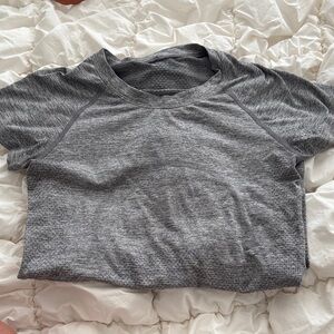 lululemon athletica Heathered Gray Short Sleeve Tee